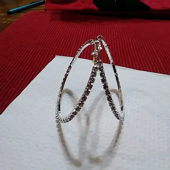 Gold Tone or Silver Tone Hoop Earrings!! - Picture 4 of 5